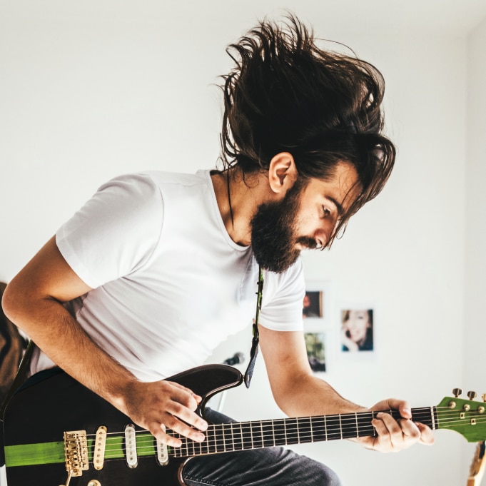 Gitarrist spielt Hard Rock auf E-Gitarre
