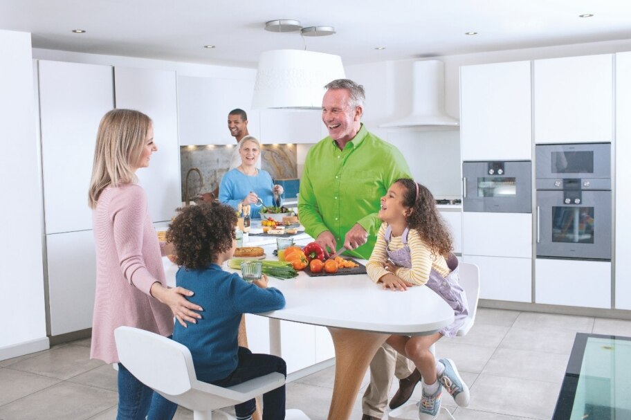 Los audífonos pueden ser una parte importante de las soluciones de atención sanitaria auditiva, y mejoran la salud y el bienestar general.