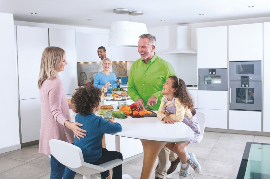 Los audífonos pueden ser una parte importante de las soluciones de atención sanitaria auditiva, y mejoran la salud y el bienestar general.