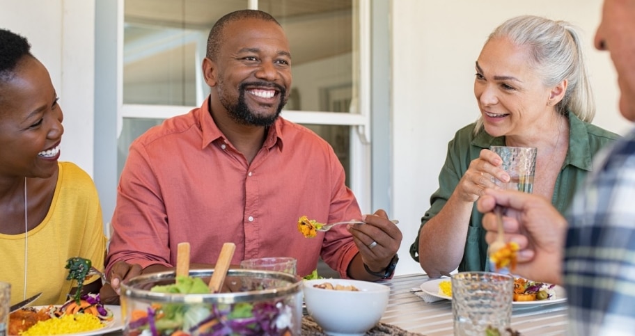 Amigos felices almorzando