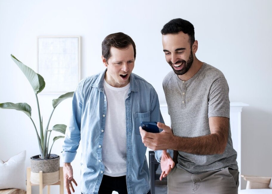 Dos hombres sonriendo
