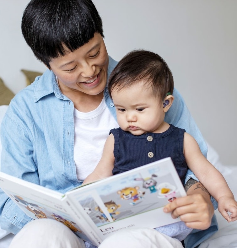 Mamá y bebé riendo.