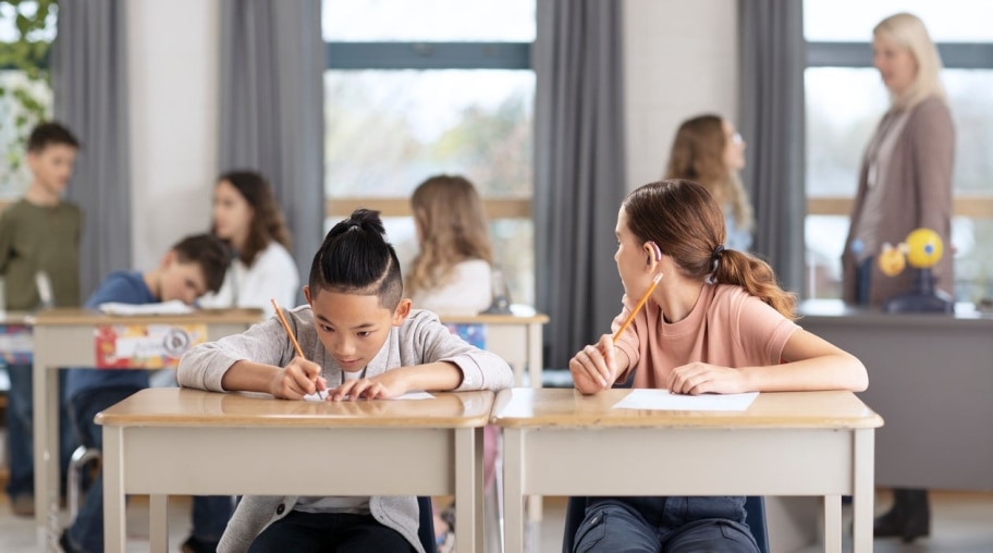 Bebé gateando que usa un audífono Sky Lumity.