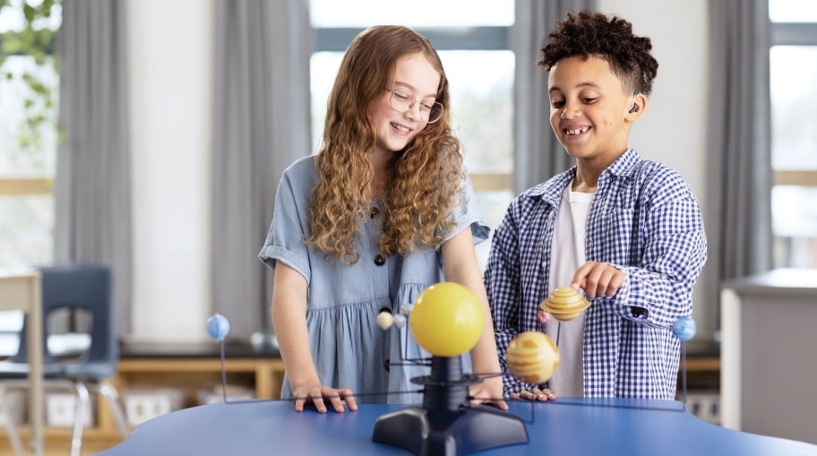 Dos niños en el aula.
