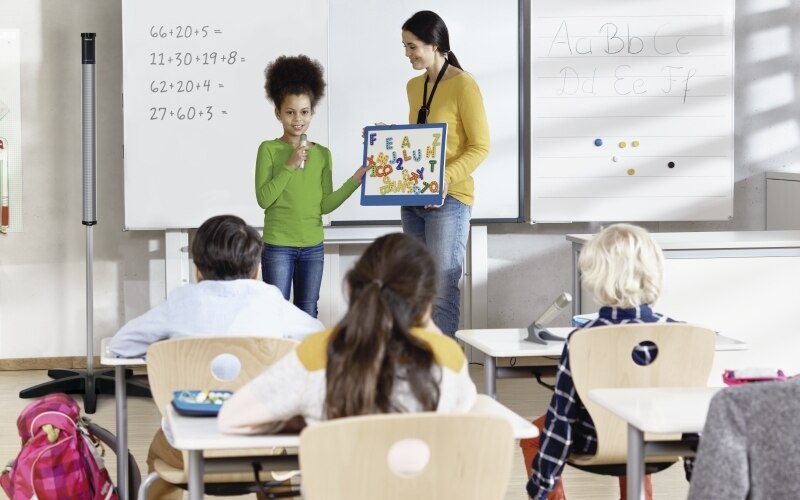 Pic Pediatric primary school girl presenting math Roger Touchscreen Mic Roger Pass around Roger SoundField