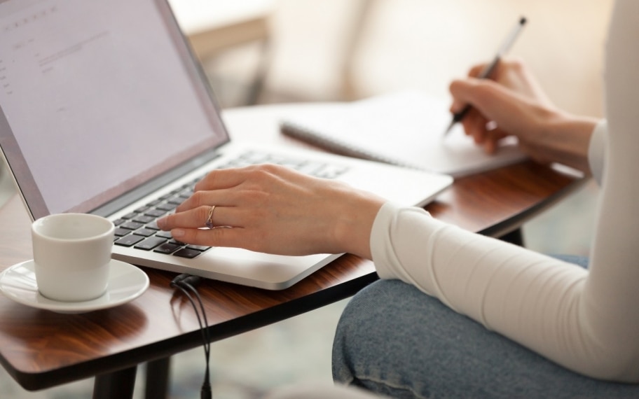 Les directives uniques de Phonak présentent les bonnes pratiques concernant la prise en charge audiologique des adultes souffrant de perte auditive profonde.