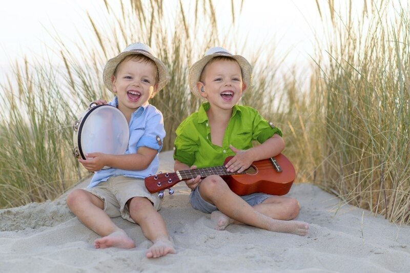 kinderen spelen muziek