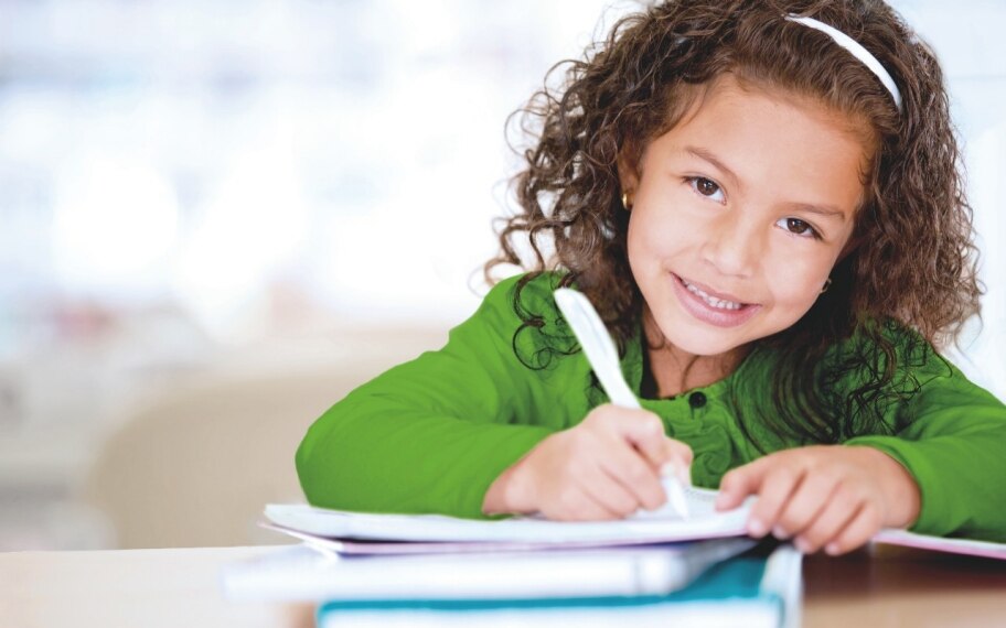 Pic_hispanic_girl_at_school_02.jpg